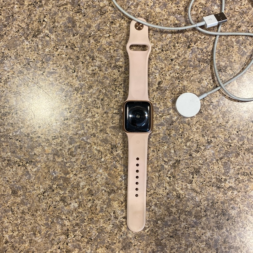 Apple Watch Series 4 GPS 40mm Model A1977 Pink S/M Band APPLE NO LONGER SUPPORTS - Picture 6 of 17